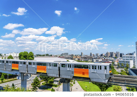 [Tokyo] The townscape of Tachikawa City and the Tama Monorail, which is rich in nature 94065016