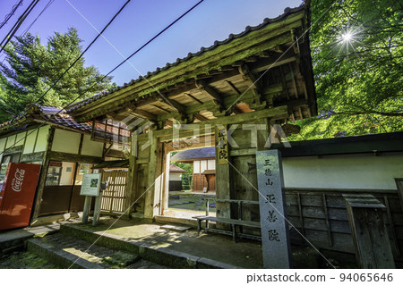 Mitokusan Sanbutsuji Temple, Shozenin Sanmon, Misasa Town, Tottori Prefecture Mitokusan Sanbutsuji Temple, Shozenin Sanmon, Misasa Town, Tottori Prefecture 94065646