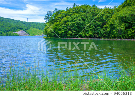 玉原湖、玉原水壩、湖畔風光、初夏時節 94066318