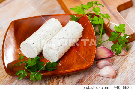 Soft goat cheese with herbs and garlic 94066626