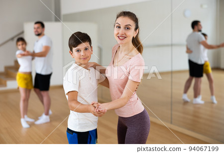 Family practicing active dance in pairs 94067199