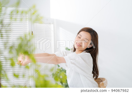 Women in their twenties who stretch Women in their twenties who stretch 94067982