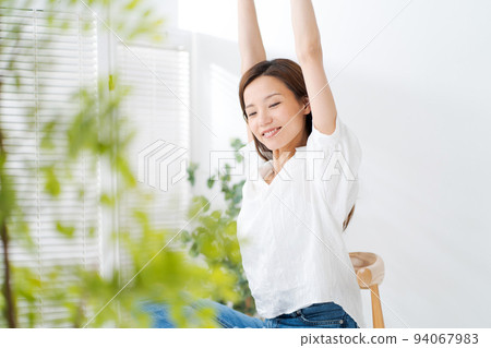 Women in their twenties who stretch Women in their twenties who stretch 94067983