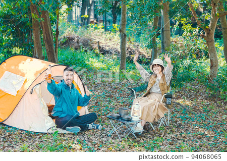 Men and women enjoying camping 94068065