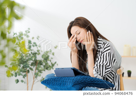 觀看片劑終端的婦女 94068476