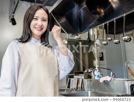 介紹餐廳廚房的年輕女子，拳頭泵 94068723