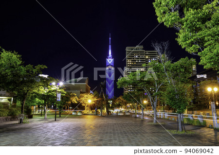 從沙宰山街眺望福岡塔的美麗夜景 94069042