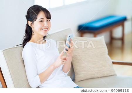 女性客廳智能手機生活方式休閒 94069118