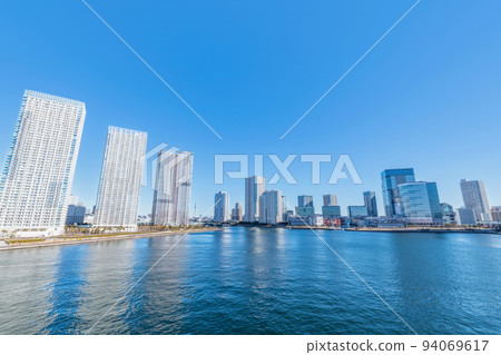 Harumi, Chuo-ku, Tokyo: High-rise apartment complexes (tower apartments) in Harumi on sunny days and the surrounding streets 94069617