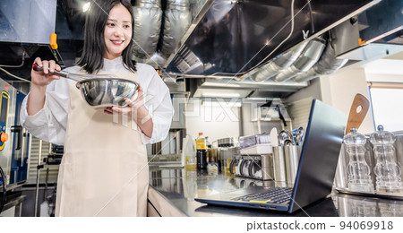 年輕女子在餐廳廚房學習烹飪 94069918