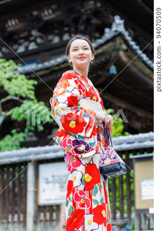一個穿著和服走在京都街頭的女人 94070509