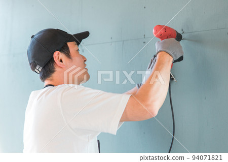 使用電動螺絲刀的日本人（DIY） 94071821