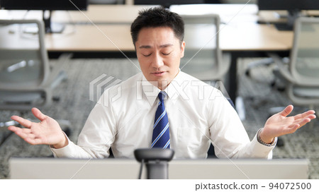 Businessman having a video call in the office 94072500