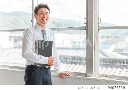 教室裡的日本男教師（老師，老師，微笑） 94072539