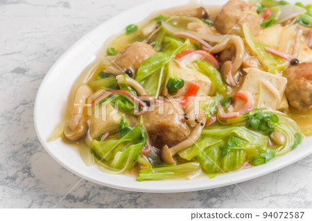 Meatballs and tofu with vegetable paste 94072587