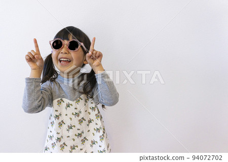 戴墨鏡和指點的女孩 94072702