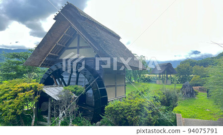茅草屋頂的水車小屋 94075791
