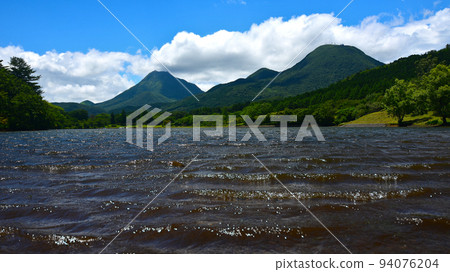 從志高湖眺望由布山和鶴見山 94076204