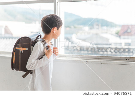 小學生在教室裡背著書包 小學生在教室裡背著書包 94076571