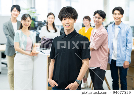 在辦公室工作的商務人士 94077539