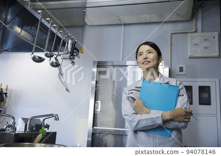 女人穿工作服，廚房維修圖片 94078146