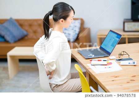 一個在工作時背痛的女人 94078578