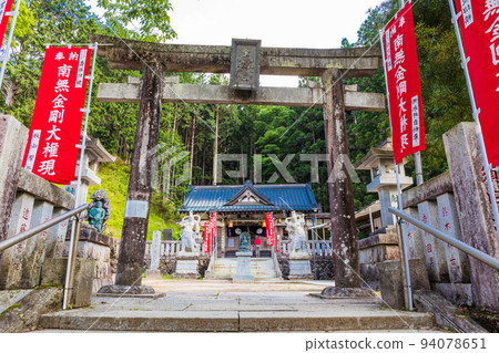 Lotus torii gate and main hall 94078651