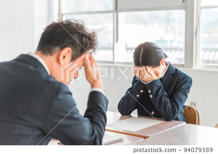 因成績不佳而煩惱的師生（職業輔導、不及格、擔憂） 94079389