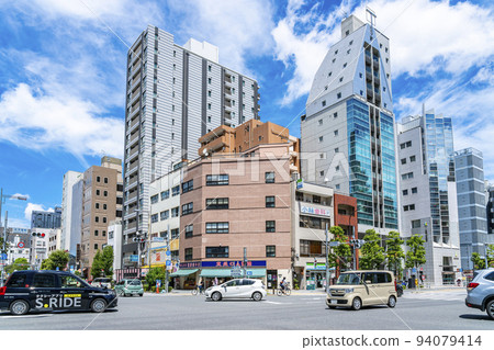 [東京] 水天宮前的十字路口，大型建築物一字排開 94079414
