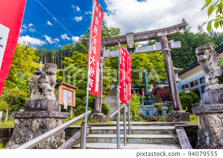 瑞法寺的石階和新鮮的綠色植物 94079555