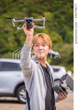 在陽光明媚的天氣裡享受戶外無人機攝影的年輕人 在陽光明媚的天氣裡享受戶外無人機攝影的年輕人 94079677