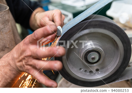 manufacturing a steel knife manufacturing a steel knife 94080253