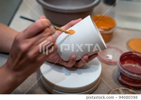 Pottery. Painting pottery. 94080398