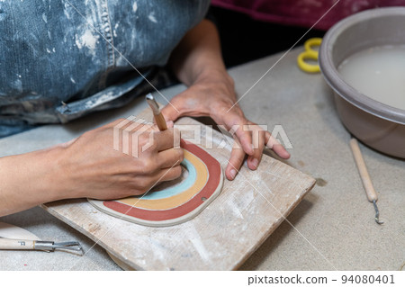 Pottery. Painting pottery. 94080401