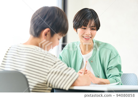 一個教學習的女人 小學生學習 一個教學習的女人 小學生學習 94080858