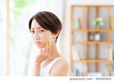 有皮膚問題的中年婦女 94080904