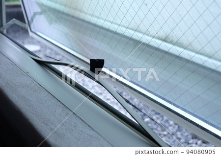 打開和關閉附在入口處的側滑窗 94080905