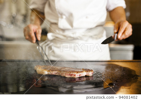 Grilled steak with iron plate 94081402
