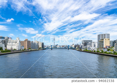 [東京]東京晴空塔和隅田川上的清洲橋 94081538