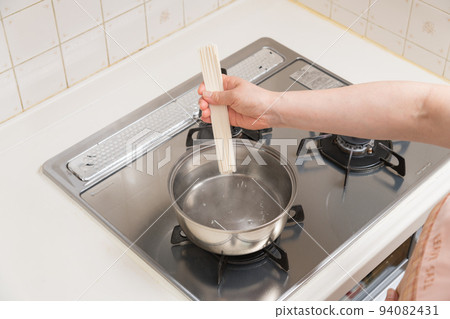[Middle housewife boil somen noodles] 94082431