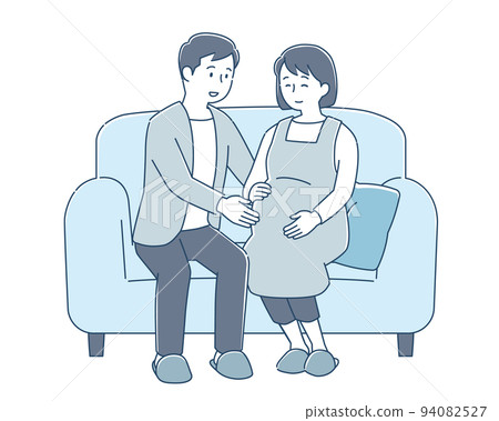 孕婦和她的丈夫坐在沙發上 94082527