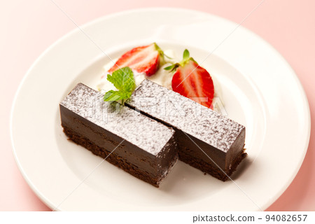 巧克力蛋糕、巧克力蛋糕配草莓和奶油 94082657