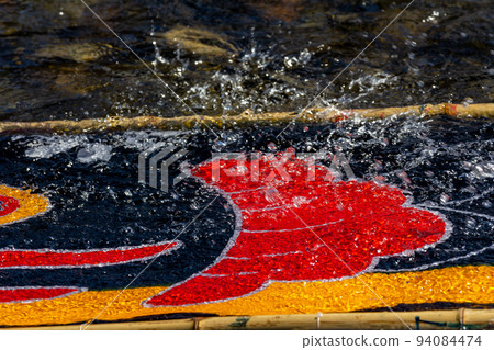 岐阜縣郡上市寒冷的八幡冬季鯉魚飄帶 岐阜縣郡上市寒冷的八幡冬季鯉魚飄帶 94084474