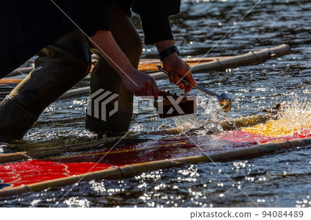 岐阜縣郡上市寒冷的八幡冬季鯉魚飄帶 94084489