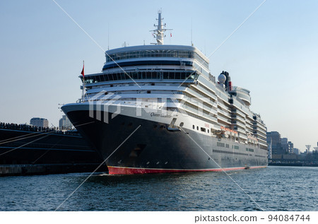 Yokohama: A luxury cruise ship on Osanbashi Yokohama: A luxury cruise ship on Osanbashi 94084744