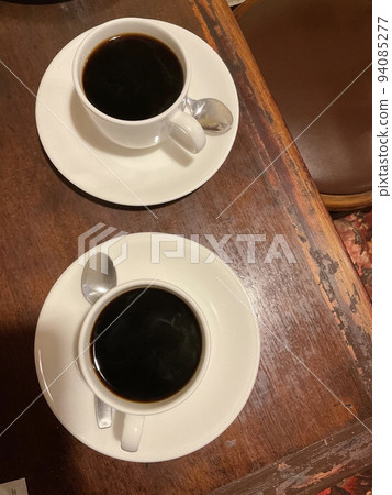 Black coffee in the store (overhead view) 94085277