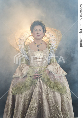Portrait of the image of Queen Elizabeth I of the 16th century. Historical reconstruction. The image of the queen in smoke on a gray background. High quality photo 94086829
