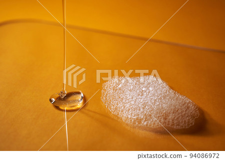 A drop of gel and the texture of the foam. It can be the texture of shampoo, shower gel or dishwashing detergent. 94086972