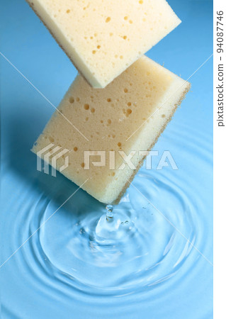 The sponge falls into the water. 94087746