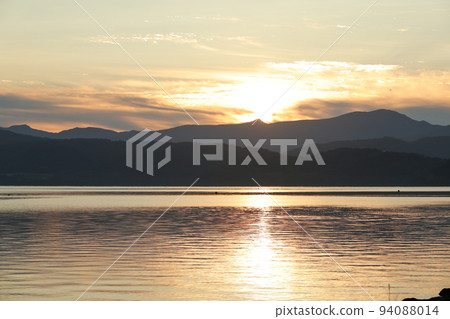 洞爺湖,日出,湖邊,湖,風景,風光,水面,湖面,太陽,天空,觀光景點,觀光,日出,自然,荒野 94088014